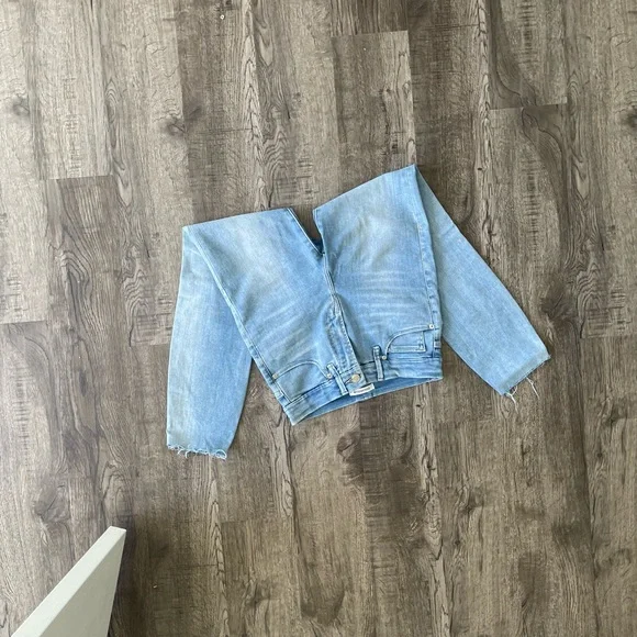 Good American High Waist Distressed Light Wash Jeans Crop Denim Size 26 2 - Picture 5 of 7